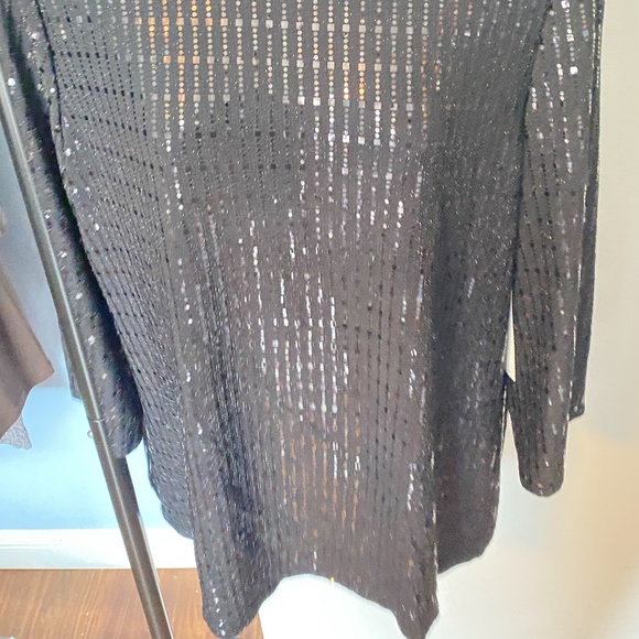 Black sequence top. Very shinny - Picture 2 of 5